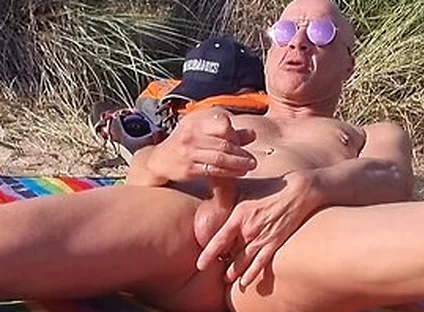 Guy Gets Naked In The Dunes And Wanks In Public!