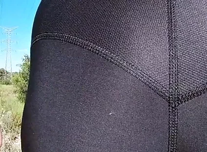 Sexy Assed Girl Flashes Her Tight Ass in Leggings to the Sportists Around