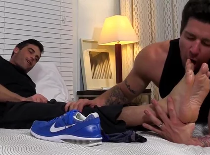 Sexy Hunk Link & Trenton Love Worshipping Each Feet