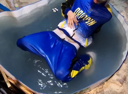 Sneaker skater sagger wet gear