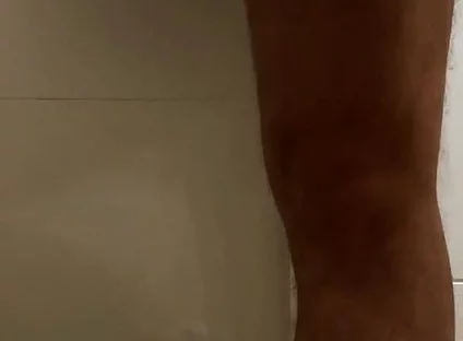 Crossdresser Con Un Gran Trasero En Minifalda Está Orinando