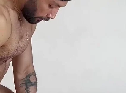 Dos Pollones Y Un Agujero Muy Caliente