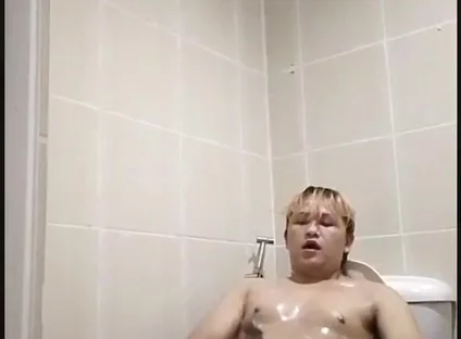 Philippino Twink Boy Eats His Own Cum!!