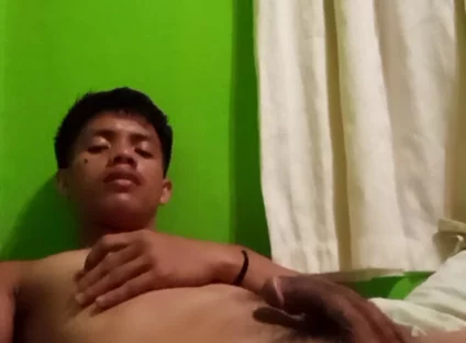 Filipino Twink’s Steamy Solo Session with Explosive Cumshot