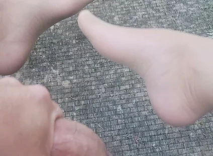 Cumming Hard Outdoors in Nylons