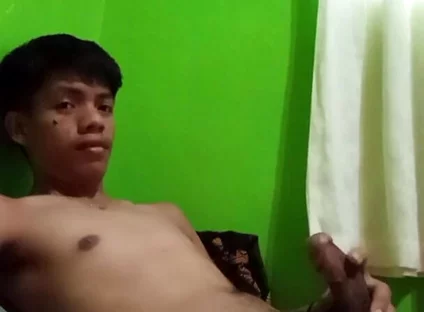 Philippino Twink Boy Jerks off in Bed, Huge Cumshot!