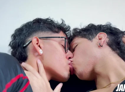 Uff I Want to Come!! Friends Give Each Other a Delicious Handjob and Eat Each Other with Kisses