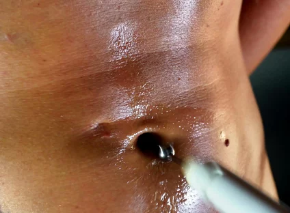Navel Takes the Machine. From Slow Stretch to Hard Rhythm