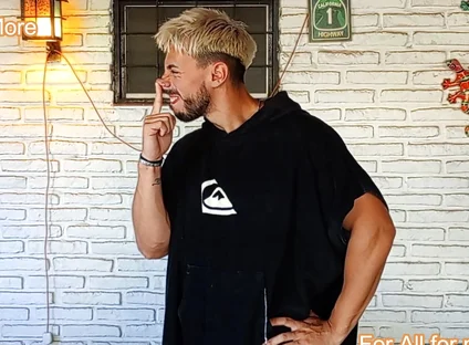 Fer Controls Nose of His Alpha Master Friend