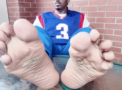 I Touch and Show My Male Feet in the Solarium (2025)