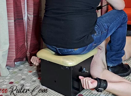 Extreme Jeans Face Sitting
