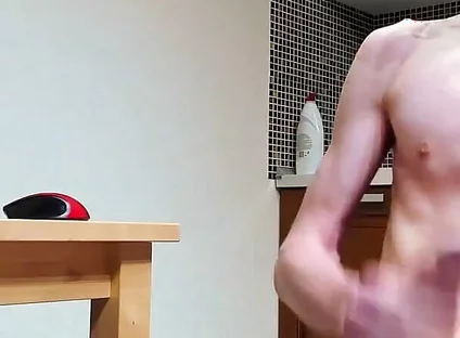 A strong vibration in my ass made me cum